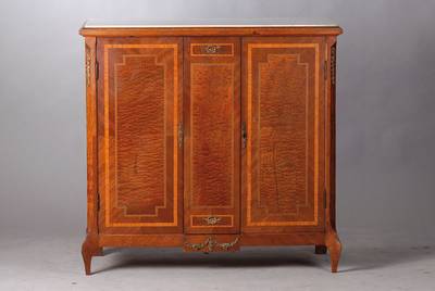 Halbschrank, Frankreich um 1900, Wurzelbergahornfurnier, Intarsien aus Rosen-, Palisander- und Ahornholz, 2-türig, aufgelegte Bronzeappliken, ...
