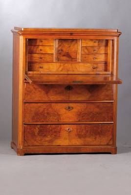 Standsekretär, norddeutsch, um 1860/70, Nussbaum massiv, z.T. furniert, Front Wurzelnussfurnier gespiegelt verlegt, Decke 3-fach getreppt, Ecken ...