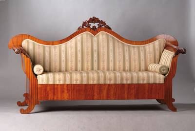 Sofa, nord-/mitteldeutsch, um 1845/55, Nussbaum auf Mahagoni gebeizt massiv z.T. furniert, aufgesetzte patinierte Schnitzerei, Seiten u. Rücken ...