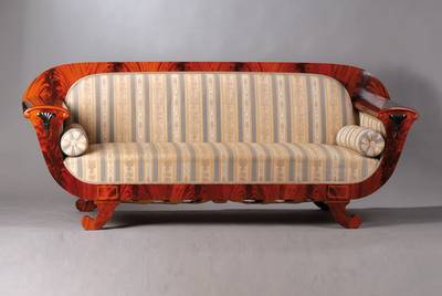 Sofa, um 1880/90, Pyramidenmahagonifurnier gespiegelt verlegt, geschwärzte Akanthusblattverzierung, Bandintarsien aus Ahornholz, in den 70er neu ...