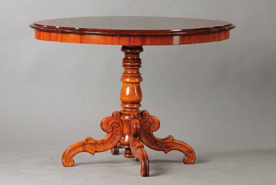 Tisch, wohl Italien, um 1960, Mahagoni massiv z.T. furniert, schöne Farbe, nach Vorbild von 1860, Platte vielfach geschweift, ca. 65x96x64 cm