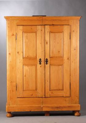 Kleiderschrank, sog. Spaltschrank, Biedermeier, 1.H. 19. Jh., Weichholz, Front 4-fach kassettiert, Innen 1 Ablagefach u. Stange, angenehme Form, lt. ...