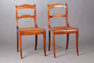 4 Biedermeierstühle, um 1840/50, Nussbaum massiv z.T. furniert, Sitzfläche mit teilweise mit orig. Rattangeflecht, Beine geschweift, 1Sitzpolster ...