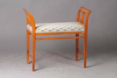 sog. Gondel, um 1900/05, Buche massiv, je 3 -fach versprosste Lehne, allseitig versprosste Beine, Polster sek., Sh. ca. 48 cm