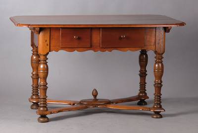 Bauerntisch, um 1730, Nussbaum/Eiche massiv,z.T. Obstholz furniert, Platte mit Kantprofil,2-schübig, Zarge vielfach geschweift, 11-fach rythmisch ...