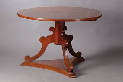 Runder Tisch, um 1830/45, Platte aufhebbar als Zierobjekt, Fadenintarsien, Mittelhalbsäule mit drei 3-fach geschweiften Beinen, D. ca. 114 cm