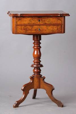 Nähtischchen, um 1880/90, helles Wurzelnussfurnier, 2-schübig, Innenleben schönin Makassar eingelegt, 7 Fächer, 1 herausklappbares Nähkissen, ...