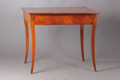Tisch, um 1820/30, dickes Kirschbaumfurnier,1-schübig, geschweifte Beine, umlaufende Fadeneinlage, Gebr.-Spuren, ca. 77x88x65 cm