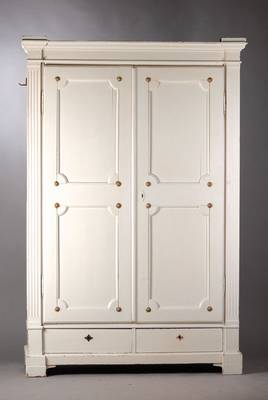 Schrank, um 1880/90, Weichholz cremefarben gelackt, Decke vielfach getreppt mit Ogee- Gesims, Fuß podestförmig mit 2 integ. Schubladen, Front ...