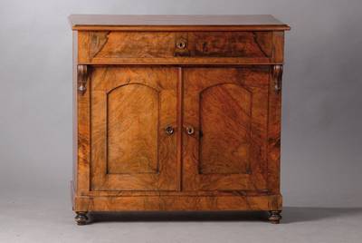 Kommode, um 1890, Wurzelnussfurnier gespiegelt verlegt, Korpus Weichholz, Platt e 3-fach getreppt, Front 1-schübig u. 2-türig, Türen je einfach ...