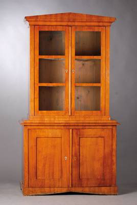 Aufsatzschrank, wohl Berlin um 1815, Kirschbaum massiv, Kopf mit spitz zulaufendem Kapitel, 3-fach getreppt mit Hohlkehle, Vitrinenteil 2-türig mit ...