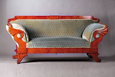 Sofa, um 1835/40, Nussbaum massiv, elegant geschweifte Form, aufgelegte Schnitzereien in Form von Füllhörner, Polster aus der Zeit, Bezug sek., ...