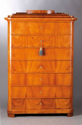 Herrenkommode, Biedermeier,wohl Berlin um 1830/35, Kirschbaumfurnier 4-fach gespiegelt, Korpus Weichholz, Kopf 5-fach getreppt, Front 7-schübig, ...