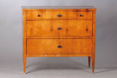 Kommode, südwestdeutsch um 1825/30, Kirschbaum, dickes Furnier, Korpus Weichholz, 3-schübig, orig. Lederbeschläge, konisch verlaufende Füße, ...