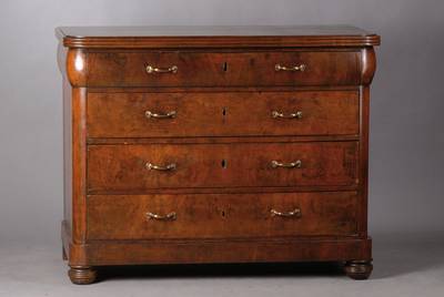 Kommode, süddeutsch um 1835, Wurzelnussfurnier, Korpus Weichholz, Platte mit 3-fach geriefte Lisenen, 4-schübig, 1. Schublade einfach gewellt mit ...