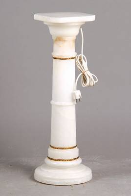 Beleuchtbare Säule, Alabaster, 2. Hälfte 20. Jh., innen drei Brennstellen, Platte abnehmbar, l. Gebr.spuren, ca. 73 x 22 x 22 cm