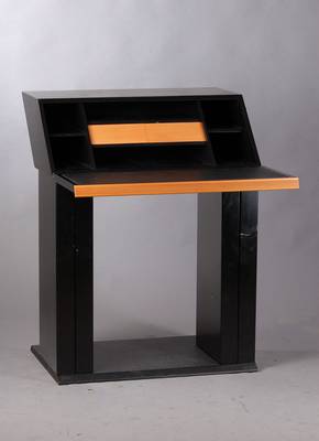 Sekretär, Entwurf Jürgen Lange, Rosenthal, 1990, formal gekennzeichnet durch das Wechselspiel von horizontaler Fläche und Schräge, Holz schwarz ...