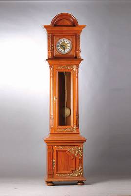 Standuhr, Jugendstil um 1910, Uhrenmanufaktur Kienzle, Holzgehäuse aufwendigin zeitgenössischem Stil profiliert, schöne Messing-Applikationen, mit ...