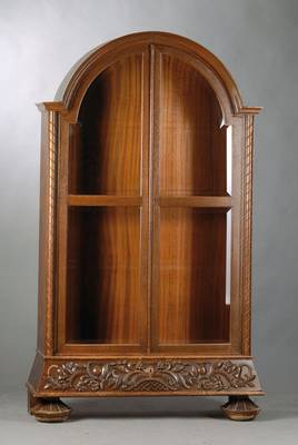 Vitrine, Eiche massiv, um 1922/25, Kopf torbogenförmig, Seiten mit Halbsäulen gedrechselt, Fuß 1-schübig und mit reicher floraler Schnitzerei aus ...