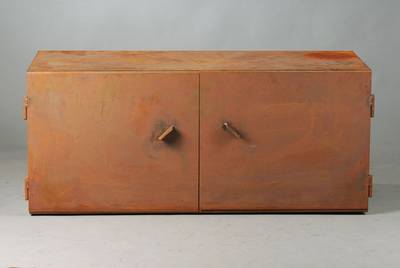 Designerschrank, um 1980, Eisenplatten verschweißt, 2-türig, vielfach verwendbar, ursp. als Prototyp für Designermöbel, Gebr.-Sp., ca. 51x120x50 ...
