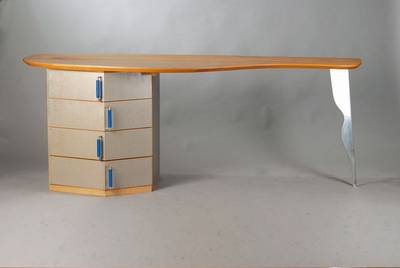 Designer-Schreibtisch, um 1985, Aluminiumlochblechverkleidung in asymetrischerAnordnung, Obstholz z.T. massiv, 4-schübig, Platte z.T. nierenförmig, ...