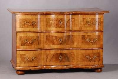 Barockkommode, deutsch um 1750, Wurzelnussfurnier, Nussholz quer angeleimt, 3 -fach geschweift und doppelt gekröpft, 3- schübig, Beschläge sek., ...