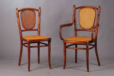 Thonet-Armlehnstuhl u. -Stuhl, Buchenholz, Geflecht erneuert, 1. Rückengeflecht alt belassen u. geklebt, Thonet-Brandstempel, H. ca. 87 cm, Sh. ca. ...