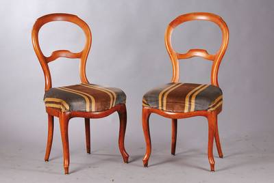 6 Ballonrückenstühle, um 1860, Nussbaum jassiv, Polsterung sek. und in Ordnung, Bezug zu erneuern, 1 Stuhl an Rückenlehne geklebt, elegante Form, ...