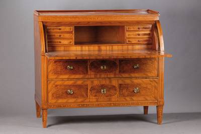 Zylinderbureau, sog. Bureau á cylindre, Um 1770/80, große Nähe zu Neuwied, Nussbaumfurnierdoppelt gespiegelt verlegt, Korpus Weichholz, Front mit ...