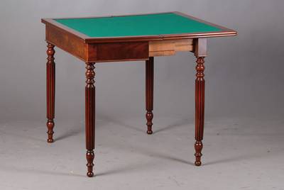 Spieltisch, deutsch um 1850, Pyramidenmahagoni gespiegelt verlegt, reichlich gedrechselt u. geriefte Beine, mit grünem Stoff beschlagen, guter ...