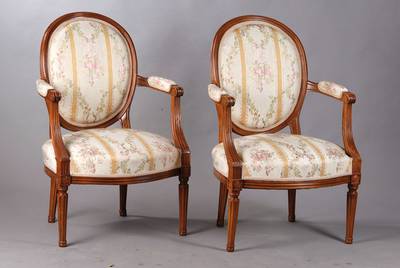4 Armlehnsessel, Nussbaum massiv, um 1770/80, Bezug u. Polster in den 70ern erneuert, rundkannelierte Füße, H. ca. 88 cm, Sh. ca. 42 cm