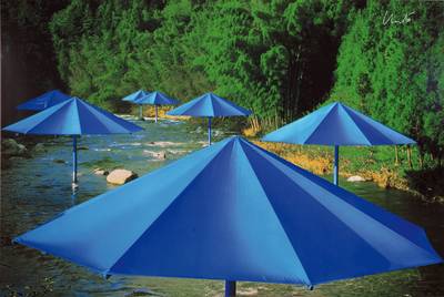 Christo,geb.1935, "The Umbrellas", Fotolithografie auf Karton, gedruckt bei Poligrafa Barcelona 1991, handsigniert, ca. 63,5x94,5 cm