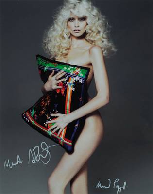 Mert Alas & Marcus Piggott, Farbfotografie, handsigniert, ca. 23,5x18,5 cm, unter Glas gerahmt