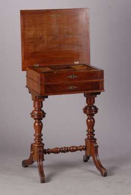 Biedermeierkommode um 1810, Korpus Fichte, Birne- u. Kirschbaumfurnier, abgeschrägte Kanten mit Risaliten, 2-schübig, Schlüsselbuchse mit ...