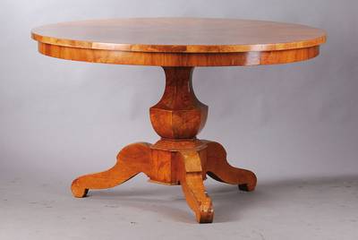 großer runder Tisch, süddeutsch, um 1835, Weichholz/Nussbaumwurzel/Nussbaum, Säule sechskantig in Balusterform, drei Ausleger, diese dreifach in ...