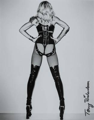 Terry Richardson, geb. 1965 New York, Madonna, Farbfotografie, handsigniert, ca. 25x20 cm, unter Glas gerahmt