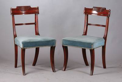 6 Regency-Stühle, England um 1790-1810, Mahagoni, Schauteile doppelt u. einfach gerieft, aufsetzte Knöpfe, Beine gegenläufig geschweift, sparsame ...