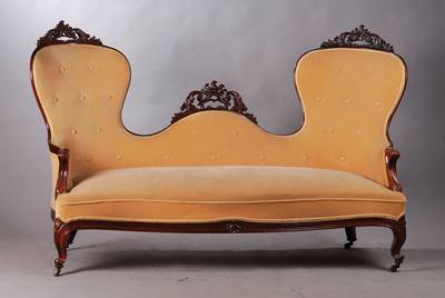 Sofa, England um 1830/40, Mahagoni, 3- sitzer, allseitig geschweifte, Form, Lehne je Sitz mit Rocaillienbekrönung in Durchbrucharbeit, Armlehnen u. ...