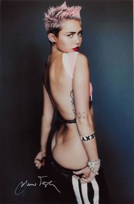 Mario Testino, geb. 1954, Miley Cyrus for V Magazine, Farbfotografie auf Fujicolor Crystal Archive Paper, handsigniert, ca. 45,5x30,5 cm