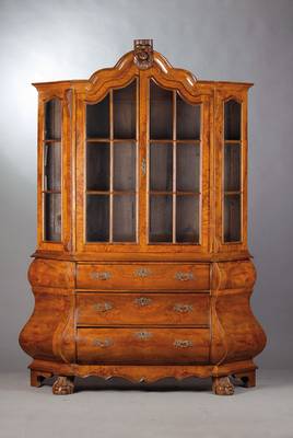 Aufsatzvitrine, Niederlande, um 1900, Spätbarock-Stil, Rüsterfurnier gespiegelt verlegt, Vitrinenteil 3-seitig verglast, abgeplattete Seitenteile, ...
