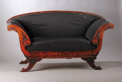 Sofa, mitteldeutsch um 1830, 2-sitzer, Mahagoni furniert z.T. massiv, Anspielung auf Lyraform, Perlleistenverzierung, aufgesetzte Zierteile, ...