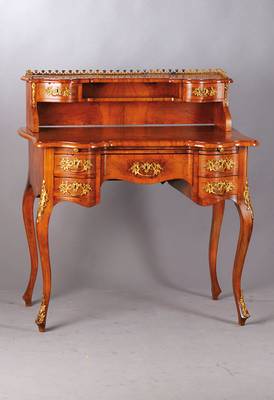 Damenaufsatzschreibtisch, Dresden um 1860/70, sog. Dresdner Barock, Wurzelnussfurnier gespiegelt verlegt, Korpus Eiche, Fadenintarsien, allseitig ...