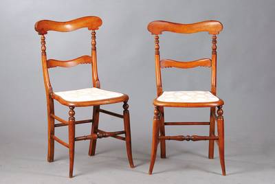 Paar Windsor-Kinderstühle, um 1900, Buche, gedrechselte Beine u. Querstege, neu bepolstert u. bezogen, H. ca. 82 cm, Sh. ca. 42 cm