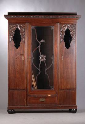 Vielzweckschrank, Jugendstil um 1905/1910, 3-türig je verglast, aufgesetzte Schnitzereien, reiche Zahnfriesverzierung, 4 Einlegeböden, diese ...