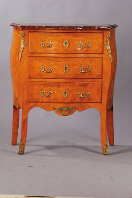 Kommode, Frankreich um 1900/10, Palisander- u. Nussbaumfurnier, Korpus Eiche, auf Rahmen gearbeitet, bombierte Form, Blumenmarketerie aus Zitronen- ...