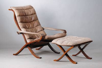 Designersessel mit Hocker, deutsch um 1965, Bugholz, Lederbespannung, sehr komfortabel, Gebr.-Sp., H. ca. 92x cm, Sh. ca. 40 cm, Hockerhöhe ca. 38 cm