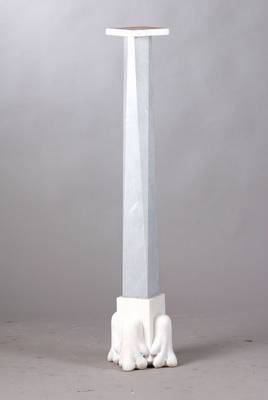 Marmorsäule, Italien um 1970, Einzelanfertigung, Handarbeit, Säule verlaufend, vierkant, Ecken des Oberteils abgeplattet, Fußteil quadratisch mit ...