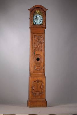 Standuhr, sign. Franz Jakob Braun Eberbach, um 1800, mass. Holzgehäuse geschnitzt, Eichehell, oben mit Besitzerintialen: IMR, eisernes ...