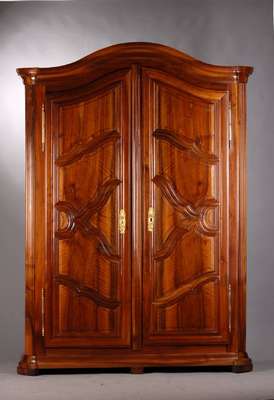 Louis-Seize-Schrank, Lothringen um 1780, Nussbaum furniert, Kopf geschweift, Beschläge aus Messingblech sek., orig. Schloss u. Schlüssel, ...