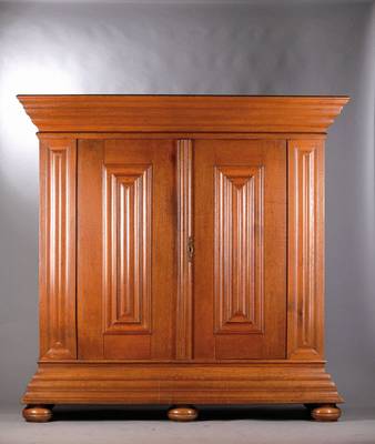 Wellenschrank, Hessen um 1750/60, Eiche massiv, Kopf u. Fuß 8-fach bzw. 5-fach getreppt, rythmische Durchgliederung, Lisenen u. Inlets passig, ...